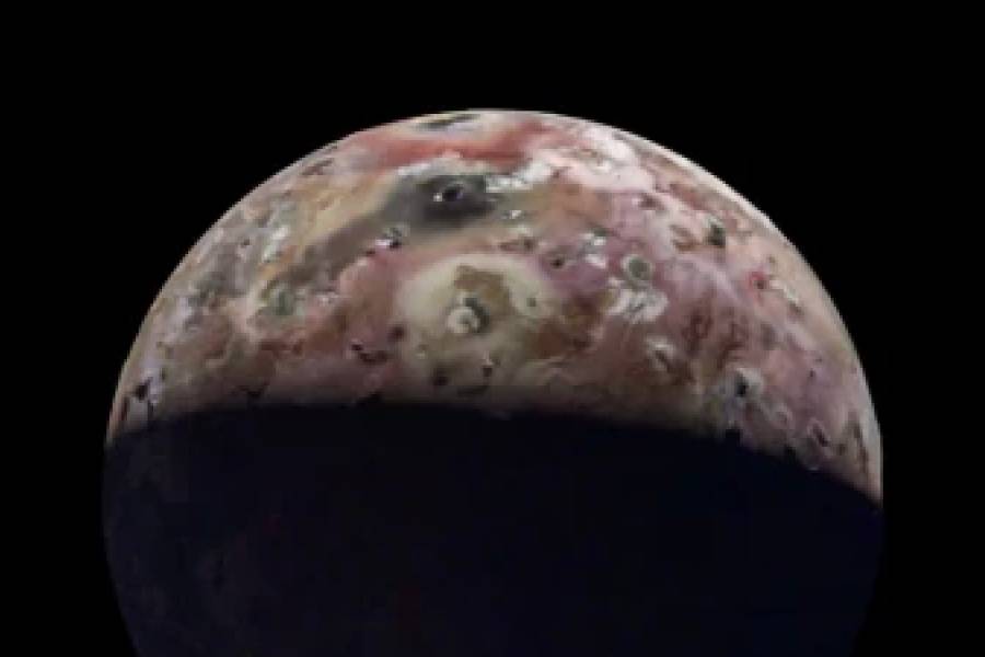 Апарат NASA Juno показав супутник Юпітера Іо, вкритого вулканами – фото