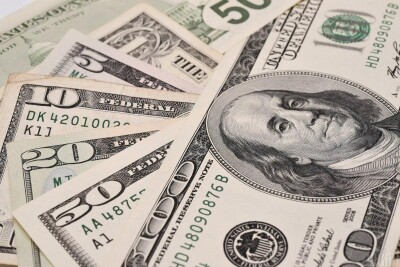 Долар дорожчає: який курс валют в обмінниках та банках на початку тижня