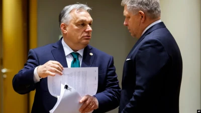Прем'єр-міністр Словаччини Роберт Фіцо (праворуч) розмовляє з прем'єр-міністром Угорщини Віктором Орбаном під час зустрічі на саміті ЄС у Брюсселі, Бельгія, 1 лютого 2024 року.